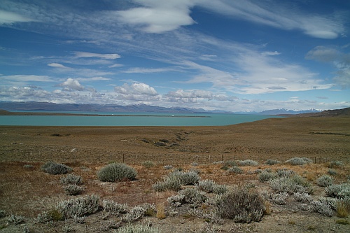 Blende: f/13 Vom Gras im Vordergrund bis zu den Bergen und Wolken im Hintergrund ist alles scharf abgebildet. (große Blende, große Schärfentiefe)